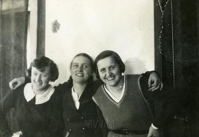 KKE 759.jpg - Od prawej: pierwsza Łucja Kossarska, Kowno, 1933 r.